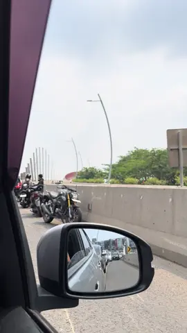 Kecelakaan Tunggal Fly Over Summarecon Bekasi siang ini, pemotor mengalami luka dan sudah mendapat penanganan ambulance. #fyp #fy #fyppppppppppppppppppppppp #flyoversummareconbekasi #kecelakaan 