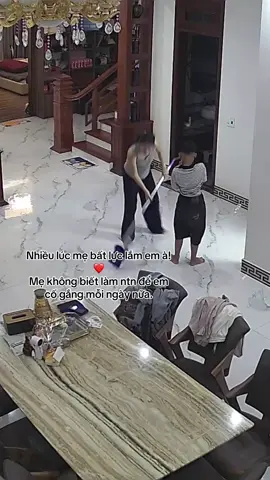 Đ*nh em thì mẹ xót nhưng nhiều khi mẹ thấy bất lực quá em à! 