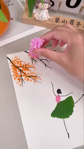 Let's paint leaves together! Simple and beautiful autumn-themed leaf paintings, try it with your kids! #Parent-ChildCraft #KindergartenCraft #LeafPainting #ChildrenCreativeArt #AutumnThemePainting 