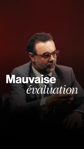 Sous-évaluer un salarié : le début d'un licenciement !  La sous-évaluation d'un salarié est une technique répandue pour s'en séparer, comme l'explique un DRH dans son livre.  Certaines entreprises ciblent des salariés devenus trop coûteux ou qui ne s'adaptent plus aux contraintes imposées. Malgré des objectifs atteints et un investissement indéniable, ces salariés se retrouvent sous-notés. Cela marque le début d'une stratégie de sortie : augmentations nulles, bonus réduits, mise à l'écart progressive, puis un Plan d'Amélioration de la Performance (PIP).  Si malgré tout cela, le salarié ne quitte pas l'entreprise, une procédure de licenciement pour insuffisance professionnelle est lancée. Si votre mauvaise évaluation est déconnectée de la réalité, il ne faut pas attendre.  Contactez-nous à titre confidentiel : le plus tôt vous nous consultez, le mieux nous pourrons vous conseiller.  Maître Avi Bitton - #Avocat Droit du Travail : https://www.avibitton.com (rubrique #Cadres)