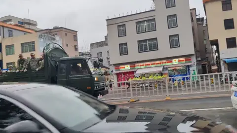 #中国 #china #湛江 ，台风过后清理结束的军人“解放军”