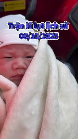 Thương em bé của mẹ 1tháng10 ngày đã phải chạy lũ - hết bỉm - sữa còn 2 bữa - nước nóng không có 3 mẹ con ra được thì lại ngồi vỉa hè chờ cứu - đt lúc được lúc không #xuhuong #lulutthainguyen2025 