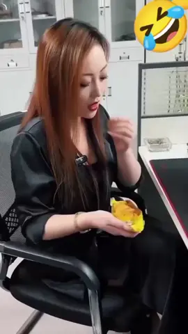 di tawarin roti sama temen kerja mau nolak gak enak.. #bikinngakak #liburan #videoviral #comedy #videolucu 