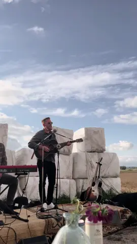 Thank you to the Minecraft community and Ish for bringing this song to life through Minecraft Civilization. You’re all amazing. 🌿 #smallfragilehearts #minecraftcivilization #ish #Minecraft #livemusic  