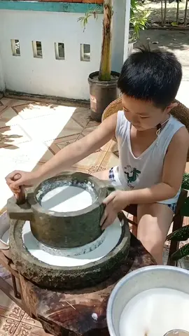 Khánh trải nghiệm xay bột kiểu Phú Yên xứ nẫu