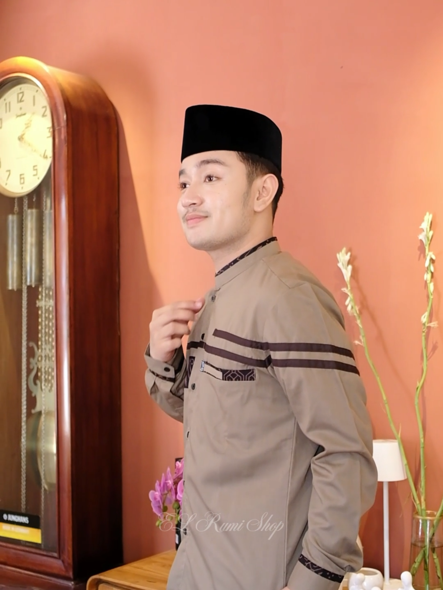 Satu Baju koko bisa bikin look kamu lebih classy. Nggak perlu ribet, cukup Baju Koko El Rumi.  🛒 Checkout sekarang sebelum stok habis! #fashionmuslim #elrumi #bajukokomuslimpria #bajukokopria #kemejakoko