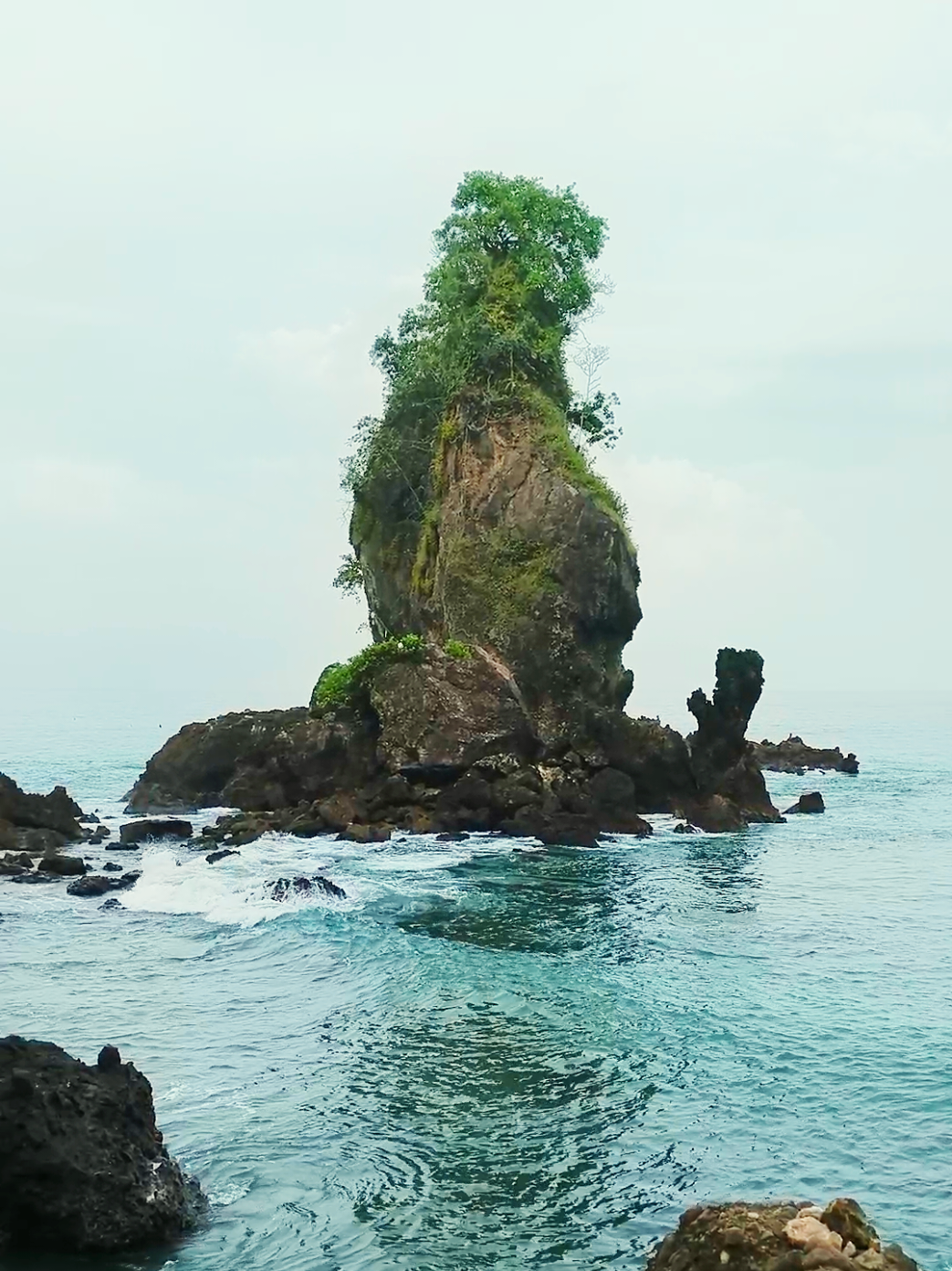 pantai karang agung... jalan menuju kesini penuh perjuangan tp terbayar dengan keindahannya #pantaikarangagung #pantaikebumen #pantaiselatan #latepost #naturevibes 