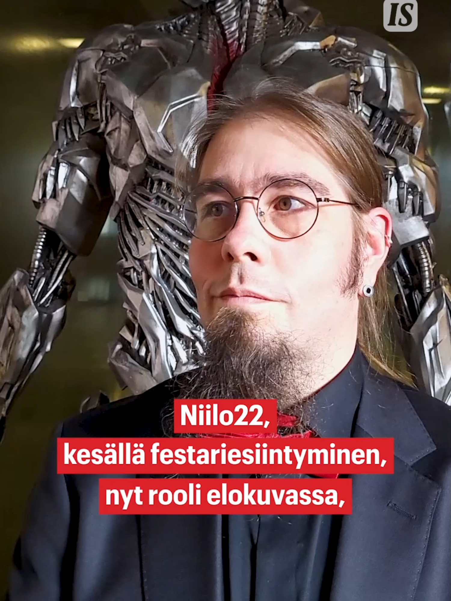 Somepersoona Niilo22 tekee elokuvadebyyttinsä Tuukka Temosen ohjaamassa Cancel-elokuvassa. Niilo22 eli Mikael Kosola saapui tiistai-iltana elokuvan ensi-iltaan Helsingin Tennispalatsissa ja kertoi nopeasti tuoreet kuulumisensa. Toimittaja: Ville Riste Kuvaaja: Ivan Bessedin #niilo22 #cancelelokuva #uutiset #iltasanomat