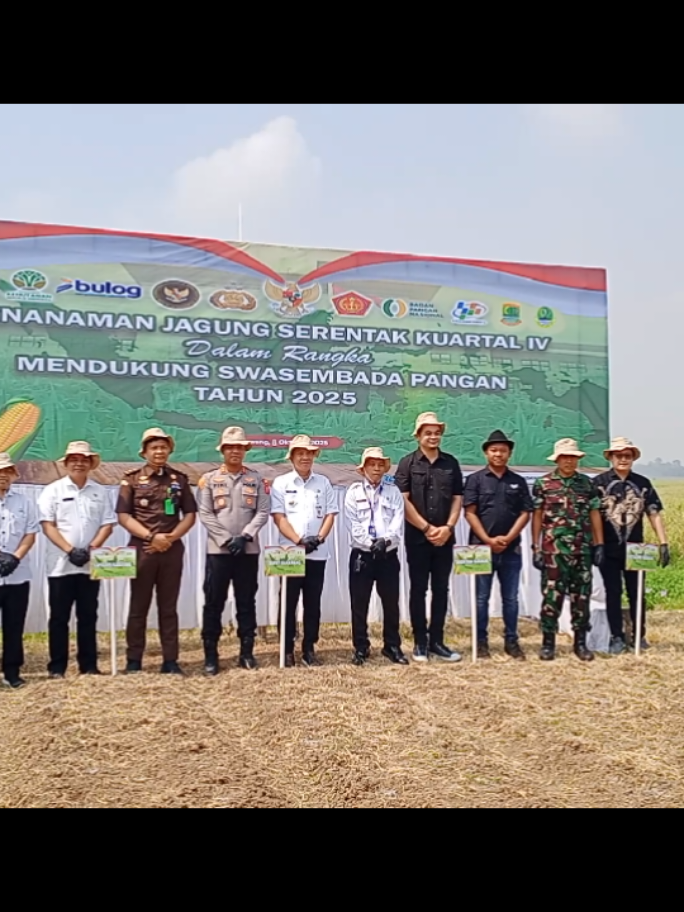 Polres Karawang Tanam Jagung Serentak di Majalaya, Wujud Nyata Dukungan Program Kapolri “Polri Peduli Ketahanan Pangan” Polsek Majalaya Polres Karawang  – Dalam rangka mendukung program Kapolri “Polri Peduli Ketahanan Pangan” sekaligus menyukseskan Swasembada Pangan Nasional 2025, jajaran Forum Komunikasi Pimpinan Daerah (Forkopimda) Kabupaten Karawang menggelar penanaman jagung serentak Kuartal IV di wilayah hukum Polsek Majalaya, tepatnya di lahan kosong Cluster Anugerah, Desa Lemah Mulya, Kecamatan Majalaya, Kabupaten Karawang, Rabu (08/10/2025). Kegiatan ini dihadiri oleh Kapolres Karawang AKBP Fiki N. Ardiansyah, Bupati Karawang H. Aep Syaepuloh, SE, Dandim 0604 Karawang Letkol Inf Naryanto, S.Kom., M.Han., Kasi Intel Kejari Karawang Sigit Muharam, S.H., M.H., Kepala Dinas Pertanian dan Ketahanan Pangan (DPKP) Karawang Drs. Rohman, M.Si, Kapolsek Majalaya IPTU M. Budi Santoso, Danramil Kota, unsur Muspika Majalaya, UPTD Pertanian Majalaya, Manager Cluster Anugerah, serta aparatur Desa Lemah Mulya. Dalam sambutannya, Kapolres Karawang AKBP Fiki N. Ardiansyah menegaskan bahwa kegiatan ini merupakan bentuk nyata komitmen Polri dalam mendukung ketahanan pangan nasional. “Melalui kegiatan penanaman jagung hibrida ini, kami ingin berperan aktif mendukung pemerintah dalam menyukseskan program Swasembada Pangan 2025. Sektor pertanian harus terus kita dorong agar tetap produktif,” tegas Kapolres. Sementara itu, Bupati Karawang H. Aep Syaepuloh mengapresiasi langkah sinergis antara Polri, TNI, dan pemerintah daerah dalam mengoptimalkan lahan tidak produktif menjadi lahan pertanian yang bernilai ekonomi. “Kegiatan ini menjadi contoh nyata sinergitas antara TNI, Polri, dan pemerintah daerah dalam memperkuat ketahanan pangan di Karawang,” ujarnya. Kepala Dinas Pertanian dan Ketahanan Pangan Karawang, Drs. Rohman, M.Si, juga menyampaikan apresiasi atas peran Polri yang turut mendorong masyarakat untuk mulai menanam komoditas selain padi. “Selama ini masyarakat Karawang identik dengan tanaman padi. Dengan adanya dukungan dari Polri dan TNI, kami berharap petani ke depan juga terbiasa menanam jagung sebagai alternatif pangan,” tuturnya. Dukungan juga datang dari pihak swasta. Manager Cluster Anugerah, Hendro, memberikan kontribusi nyata dengan menyediakan lahan hampir satu hektare untuk kegiatan penanaman jagung tersebut. “Kami mendukung penuh program pemerintah dengan memanfaatkan lahan yang belum dibangun. Semoga langkah ini bisa menginspirasi pengembang lain untuk ikut berkolaborasi mendukung ketahanan pangan,” ungkap Hendro. Melalui kegiatan ini, Polres Karawang bersama Forkopimda menunjukkan komitmen kuat dalam mendukung kebijakan nasional melalui kolaborasi lintas sektor. Program ini diharapkan dapat menjadi langkah awal dalam menciptakan kemandirian pangan di Kabupaten Karawang sekaligus memperkuat ketahanan pangan nasional. #polsekmajalaya #polreskarawang #poldajabar