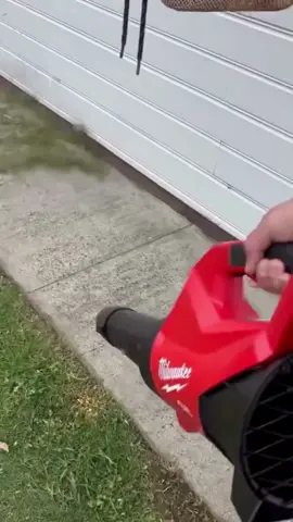 Reaches full throttle in under one second, boosting productivity and control! 🔍 M18 FUEL™ Blower 📷 @aussietooltime #NothingButHeavyDuty #TeamMilwaukee