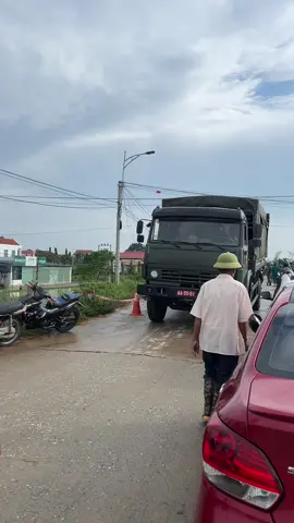 Có thể nước vẫn lên , nhưng nhìn thấy bồ đội về thấy yên tâm ,thấy được bảo vệ trước sự cô lập của dòng nước #xuhuong 