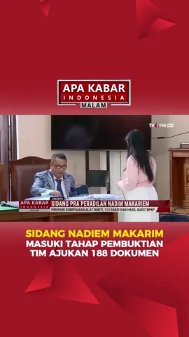 Sidang Pra-Peradilan Nadiem Makarim kembali digelar di PN Jakarta Selatan. 🔹 Hari ketiga sidang membahas pembuktian dari pemohon, dengan menghadirkan 188 dokumen, yurisprudensi, audit BPKP, serta saksi ahli hukum pidana, Prof. Khairul Huda, yang menilai penetapan tersangka prematur. 🔹 Kejaksaan Agung menyatakan penetapan Nadiem sebagai tersangka sudah sesuai prosedur, dengan empat jenis alat bukti, pemeriksaan 113 saksi, dan audit BPKP yang menunjukkan indikasi kerugian negara. 📡 Pantau terus tvOne untuk update terbaru #PraPeradilan #NadiemMakarim #KejaksaanAgung #KabarTvOne #UpdateTvOne #akitvone #apakabarindonesiatvone