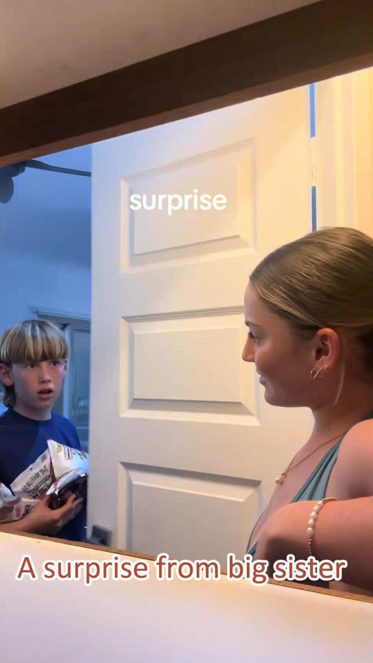 their reaction when she saw her sister walk through the door ❤️ #SisterGoals #FamilyLove #Homecoming #SweetSurprise #FYP