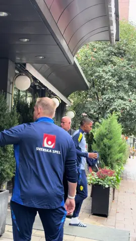The Swedish stars 🇸🇪🌟 on their way to today’s training ahead of the crucial World Cup qualifiers, starting Friday against Switzerland 🇨🇭#viral #foryou #fördig #footballtiktok #foryoupagе 
