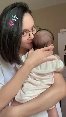 Bé đứng thì vậy á, thử ngồi xuống coi 😍😌😌