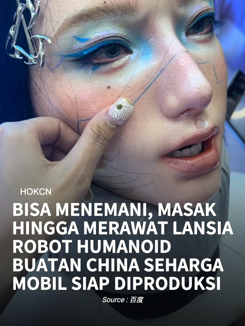 Bisa Menemani Masak Hingga Merawat Lansia Robot Humanoid Buatan China Seharga Mobil Siap Diproduksi Di tengah laju pesat kemajuan teknologi global, China kini menempatkan dirinya di garis depan revolusi robotika dengan menghadirkan robot humanoid untuk kebutuhan rumah tangga. Robot yang diperkirakan akan dipasarkan dengan harga sebuah mobil ini, bukan sekadar mesin pembantu, melainkan pendamping rumah yang dirancang memahami tugas, bahkan emosi manusia. Langkah ini menjadi simbol ambisi besar China dalam menguasai pasar robotika dunia. Lewat investasi masif dalam kecerdasan buatan (AI), berbagai perusahaan seperti Unitree Robotics, AgiBot, Galbot, Engine AI, hingga Leju Robotics, berencana memproduksi lebih dari 1.000 unit robot humanoid pada tahun 2025.  Target ini bukan hanya soal kuantitas, tetapi kualitas, dengan kemampuan yang terus diperluas: dari memasak, menyetrika, hingga menemani lansia dan berinteraksi secara sosial. Robot humanoid disebut demikian karena bentuk dan gerakannya menyerupai manusia mulai banyak diminati karena multifungsinya. Di tengah dunia yang semakin terotomatisasi dan padat, kebutuhan akan asisten rumah yang bisa melakukan lebih dari sekadar tugas rutin kian meningkat. #robot #humanoid #china 