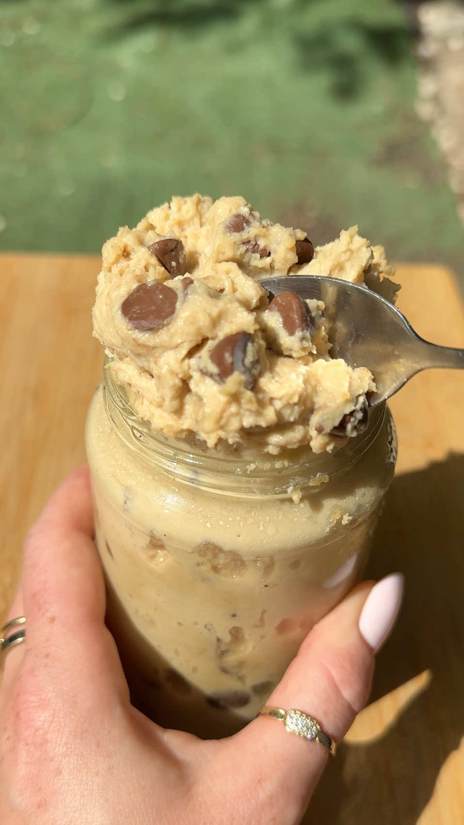 A win is a win 🫦 Let me cook on the aquafaba pudding and I’ll be back!  No bake chickpea cookie dough:  1 can of chickpeas, drained  1/4 cup almond flour  1/4 cup PB (or any nut butter)  1/4 cup maple syrup  100g cottage cheese  Pinch of salt  100g dark chocolate chips  #chickpeas #healthydesserts #cookiedough #easydesserts #nobakedessert 