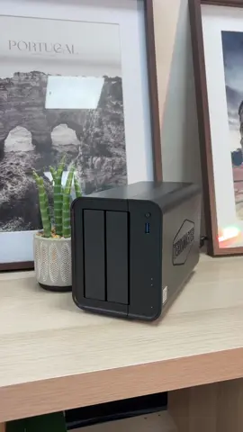 Estoy hasta arriba de Google Fotos y iCloud. Cada mes lo mismo: “amplía tu suscripción”, “te has quedado sin espacio”... 🤬 ¿Sabes cuánto pagarías en 10 años? ¡Una locura! Por eso me he montado mi propio Google Fotos. Con este NAS de TerraMaster (F2-425) tengo hasta 48 TB de espacio, acceso desde el móvil, copias de seguridad automáticas y puedo crear cuentas para toda mi familia. Lo pagas una vez (249 €) y te olvidas para siempre. ¿Tú también estás harto de pagar por tus fotos? *Publi https://www.amazon.es/dp/B0FH2HTHQD