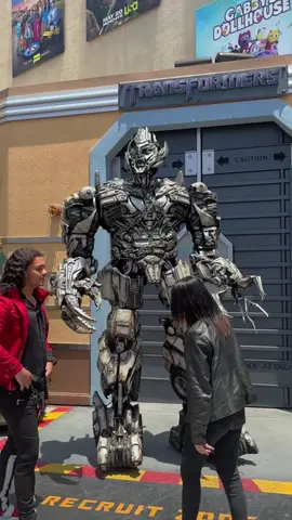 Transformers: Hilarious Moments at Universal Studios😂👀#funny #UniversalStudios #Transformers #franchise #Megatron #universalstudioshollywood #hollywood #themepark #foryoupage #fyp #fypシ #tiktok #foryou #lol 