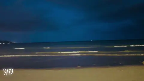 - Chị ơi, sau này chị sẽ già đi cùng nhỏ chứ? - …. - Bàn tay của chị đâu đưa nhỏ xem nào, nhỏ muốn xem. - …. - Sao chị không nói gì, chị cứ im lặng vậy? - … - Chị cứ nhìn biển mãi không nhìn nhỏ 1 lần ư? - Biển ở đây yên bình quá, chị lo lắng sự yên bình này sẽ chẳng đc bao lâu. - Chỉ cần chị bên cạnh, đối với nhỏ lúc nào cũng yên bình. - …. (Kỷ niệm mãi sẽ là kỷ niệm, chị nhớ nhỏ nhiều lắm) #mưa #chinhoem 