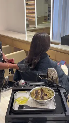 ⁨	كل موسم نطلع لكم بشي يديد يخلي الشعر يعيش تجربة خيالية ونتايجها تنشاف من أول مرة 😍 اللي ما جربت “حنة الزبدة” للحين… فاتها الإحساس بالدفا وريحة الشعر العجيبة 🤎 #صالونات_الكويت #عناية_بالشعر #خلطات_الشعر #حنة_الزبدة #سبا_كويتي      ⁩