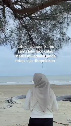 tak perlu capek capek nyakitin aku dengan perkataan dan perlakuan mu yang sengaja biar aku memfitnah mu. cukup tinggalkan aku jika sudah bosan. kalau tak bisa membuatku bahagia setidaknya jangan menyakiti. aku sadar diri, janda seperti ku tak pantas untuk dicintai. 😊🙏🏻 #singlemom #sendirilebihbaik #sad #sadstory #janda 