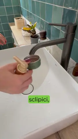 Imaginează-ți că ai pus puțin sclipici pe mâini: acesta arată cum microbii se pot răspândi când atingi balustrade, telefoane sau obiecte prin casă.  Spălatul rapid nu elimină germenii, dar dacă freci bine mâinile cu apă și săpun, până numeri la 20, vei fi cu adevărat curat și vei opri răspândirea microbilor. 💚Cât timp îți acorzi de obicei ca să te speli pe mâini corect? #ilincatranulis #medicpediatru #igienacorecta #spalareamainilor #educatiesanitara       