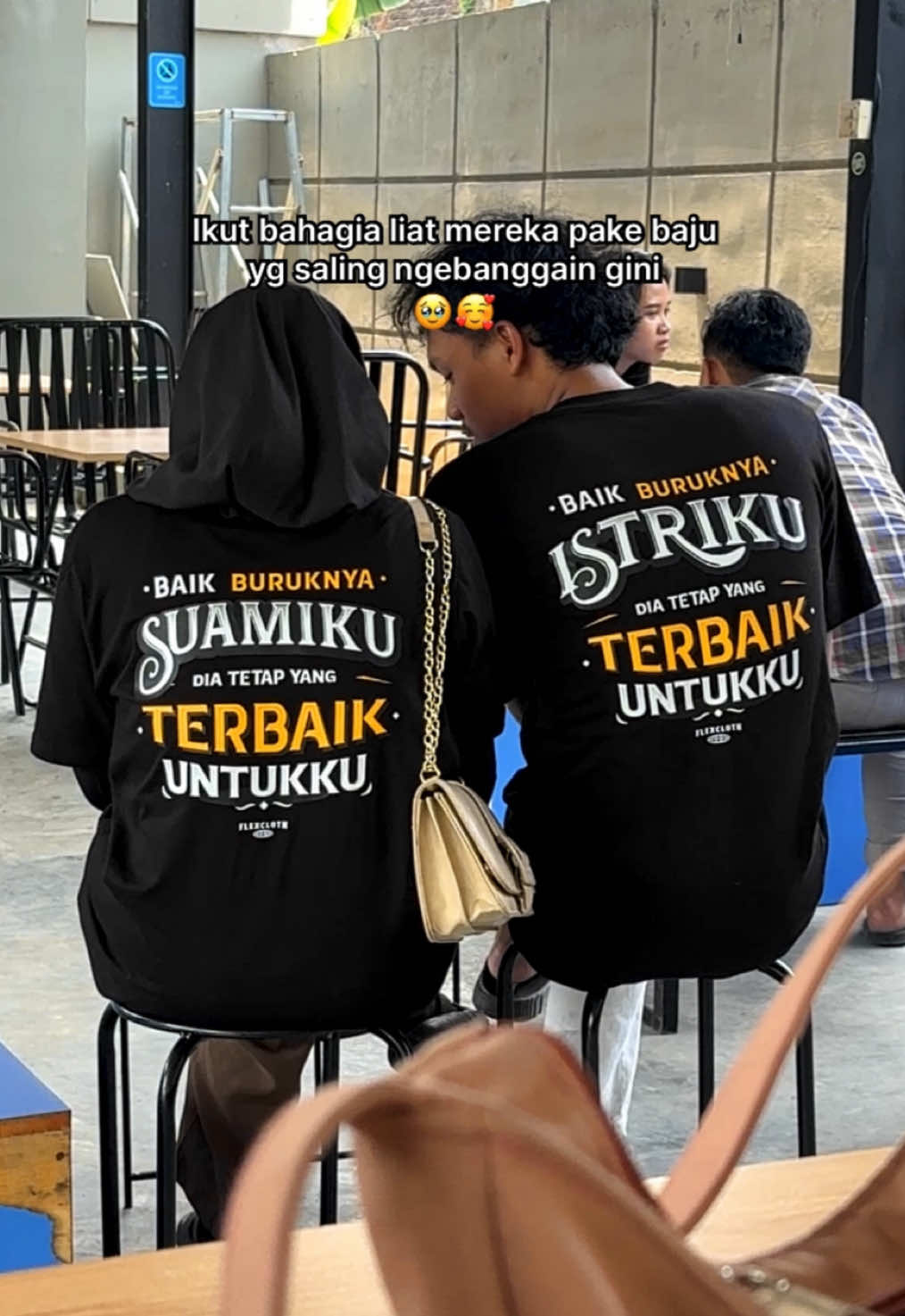 Mereka tuh pasangan yg bikin orang lain pengen punya hubungan gini juga😭 #kaosviral #kaoskatakata #kaosbucin #couple 