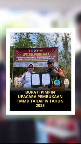 TMMD Sengkuyung Tahan IV 2025 Dimulai, Dukung Visi Pembangunan Purworejo Berseri Kegiatan TNI Manunggal Masuk Desa (TMMD) TMMD Sengkuyung Tahap IV Tahun 2025 resmi dibuka di Desa Kalinongko, Kecamatan Loano. Upacara pembukaan dipimpin langsung oleh Bupati Purworejo Yuli Hastuti SH dan dihadiri jajaran Forkopimda pada Rabu (8/10/2025).  Program TMMD kali ini menyasar pembangunan fisik jalan sepanjang 912 meter, serta rehabilitasi Rumah Tidak Layak Huni (RTLH) yang didukung oleh Baznas Purworejo di Dusun Krajan, Desa Kalinongko. Selain itu, juga dilaksanakan sejumlah kegiatan nonfisik, antara lain penyuluhan pencegahan stunting dan Posbindu oleh Dinas Kesehatan, penyuluhan bela negara oleh Kodim 0708/Purworejo, serta penyuluhan kebencanaan oleh BPBD Kabupaten Purworejo. Dalam sambutannya, Bupati Purworejo Yuli Hastuti SH menyampaikan apresiasi kepada jajaran TNI yang terus menunjukkan semangat kemanunggalan dengan rakyat melalui kegiatan TMMD. Ia menegaskan bahwa TMMD merupakan wujud nyata sinergi antara TNI, pemerintah daerah, dan masyarakat dalam mempercepat pemerataan pembangunan hingga pelosok desa. “TMMD bukan hanya membangun infrastruktur, tetapi juga membangun karakter, kedisiplinan, dan ketahanan masyarakat. Inilah bentuk nyata semangat gotong royong dan kemanunggalan TNI dengan rakyat,” ujarnya. Bupati menambahkan, kegiatan TMMD sejalan dengan visi pembangunan “Purworejo Berseri” (Berdaya Saing, Sejahtera, Religius, dan Inovatif), terutama dalam meningkatkan kesejahteraan dan kualitas hidup masyarakat desa. “Saya berharap pelaksanaan TMMD di Desa Kalinongko berjalan lancar, tepat sasaran, dan membawa manfaat nyata bagi masyarakat,” pungkasnya.