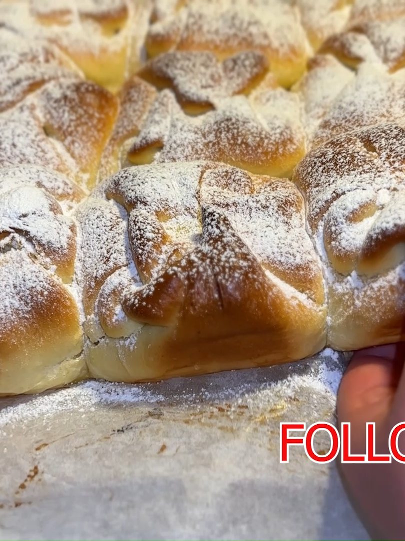 🥮 Poale-n Brâu cu Multă Brânză Dulce și Stafide Aurii, fragede și îmbietoare, aceste poale-n brâu ascund în miezul lor o umplutură generoasă de brânză dulce cremoasă, amestecată cu stafide moi și parfumate, scăldate în esență de vanilie. Aluatul fin, dospit cu răbdare, se desface în foi catifelate, iar la coacere prinde o crustă ușor crocantă și rumenă. Un gust ce aduce aminte de copilărie și de aromele calde din bucătăria bunicii. 💛 #poalenbrau #brânzädulce #stafide #deserttradițional #deliciudecasă #aromădevanilie #rețetedetradiție #cakesdanyka21 #gustdeacasă #rețetăromânească#toatalumea #musafirii #gradina #musafiriingradina #albine #broastedabudhabi #retetadeacasa #DeliciuDeSezon #hashtags #tik_tok #everyone #tutorial #hashtagsviralvideos #hashira #hashtagsmagicas #hashtag #flori