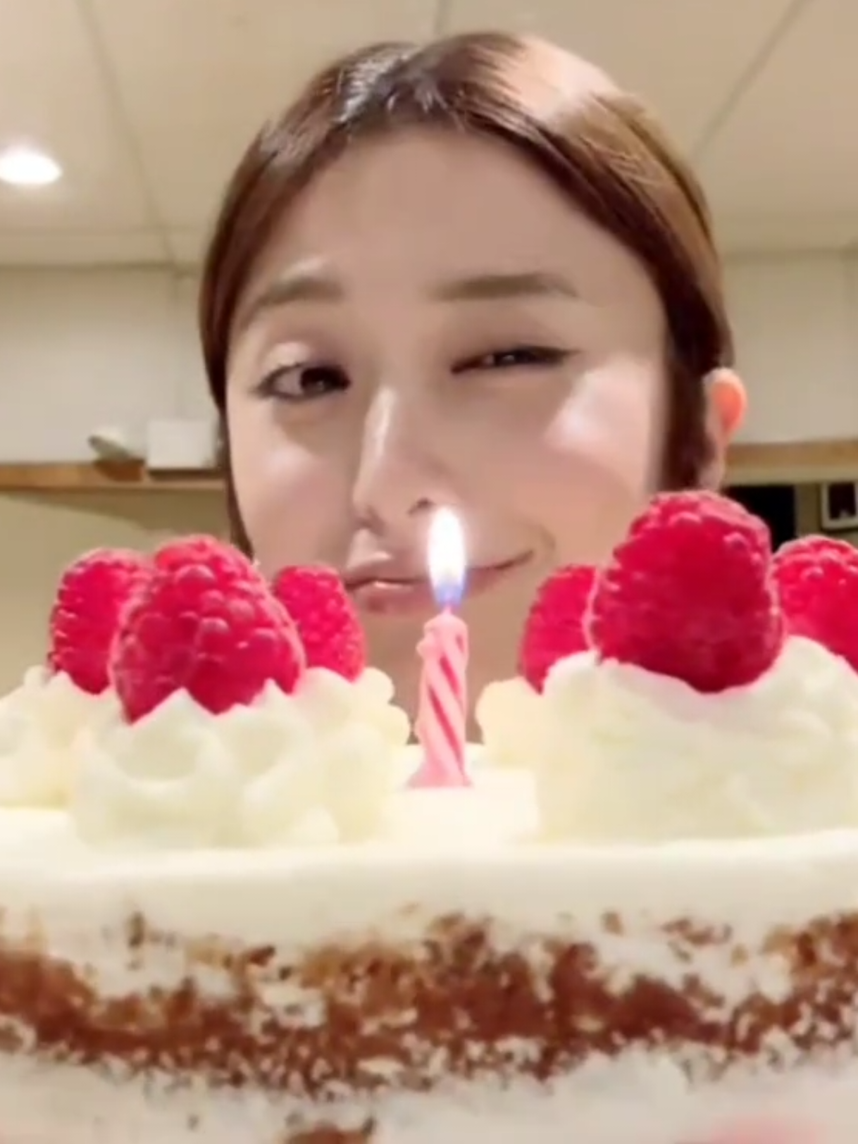 10.08Huh Yunjin solo birthday live!🎂🪼✨#lesserafim #huhyunjin #weverse 