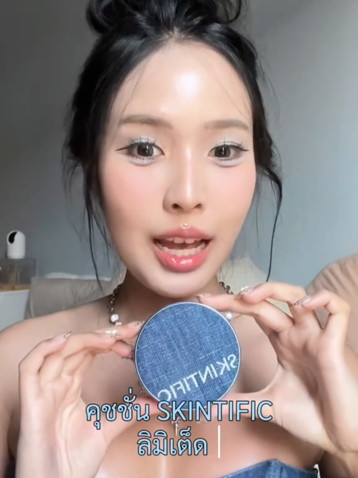 ขอบพระคุณลุคสุดจึ้งจาก k. @thicha.hwa ด้วยนะคะ 🤩💙 บอกเลยว่าจึ้งทั้งฟินิชลุค จึ้งทั้งตลับ เพราะ #คุชชั่นตลับฟ้า ยังเป็น No. 1 เรื่องผิวสวย แมตต์ ปกปิด ติดทน แถมยังเพิ่มความเก๋ ด้วยตลับคุชชั่นลายเดนิมอีกด้วย! #SKINTIFIC #SKINTIFICTH #SKINTIFICCushion #SKINTIFICPerfectStayVelvetMatteCushion #คุชชั่นตลับฟ้า #คุชชั่นแมตต์ #ผิวมัน #EveryTapwithSKINTIFIC