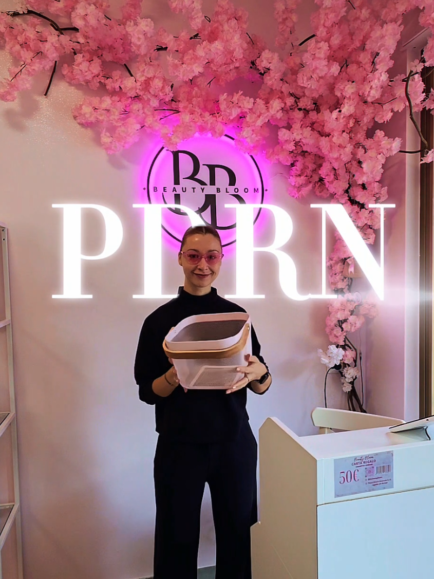 ✨ Cos’è il PDRN e perché è così amato nella skincare coreana? ✨ Il PDRN, conosciuto anche come “sperma di salmone”, è un potente ingrediente rigenerante che stimola il rinnovamento cellulare, migliora l’elasticità della pelle e favorisce la produzione di collagene. Aiuta a ridurre rughe, cicatrici da acne e segni di stanchezza, rendendo la pelle più luminosa, compatta e giovane. 🧴 Nei creme e sieri, il PDRN lavora in profondità per riparare i tessuti e migliorare la texture della pelle, donando un effetto “glass skin” naturale. Da Beauty Bloom trovi una grande selezione di prodotti con PDRN — dai sieri e booster ai trattamenti rigeneranti firmati Medicube, VT Cosmetics e molti altri. Scopri la potenza del PDRN e rinnova la tua pelle con il meglio della cosmetica coreana 💕 Cosmetici coreani 💕 Lombardia provincia di Como  Uggiate con Ronago Piazza Vittorio Emanuele II @bb.beautybloom