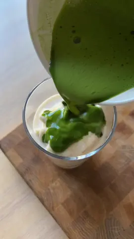 Matcha banana milkshake with collagen, colostrum and probiotics 🍌🍵 Enhances gut health, supports muscle recovery, boosts immunity and delivers clean, sustained energy #matcha #guthealth #antioxidants #proteinshake #healthyrecipe 