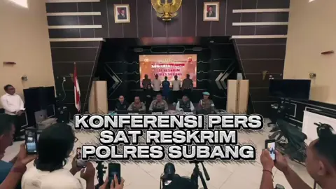 Polres Subang Ungkap Kasus Penganiayaan Berat, Tegaskan Komitmen Berantas Kekerasan terhadap Perempuan Subang – Satreskrim Polres Subang berhasil mengungkap kasus penganiayaan berat terhadap seorang perempuan berinisial S (22) di Kecamatan Compreng. Dalam konferensi pers di Aula Patriatama, Selasa (7/10/2025), Kapolres Subang AKBP Dony Eko Wicaksono, S.H., S.I.K., M.H., Ph.D. menjelaskan bahwa pelaku KS bin Warsim alias Uus (28), yang merupakan mantan suami korban, menyerang korban hingga mengalami luka serius di bagian leher. Pelaku berhasil ditangkap kurang dari 24 jam setelah kejadian. “Tidak ada tempat bagi pelaku kekerasan terhadap perempuan di wilayah hukum Polres Subang. Setiap tindakan kekerasan akan ditindak tegas tanpa kompromi,” tegas Kapolres. Polres Subang juga mengimbau masyarakat agar tidak takut melapor jika mengalami atau mengetahui kasus kekerasan. Barang bukti berupa pakaian korban dan sepeda motor turut diamankan. Pelaku dijerat Pasal 351 KUHP dengan ancaman hukuman hingga delapan tahun penjara. Konferensi pers berlangsung aman dan menjadi wujud nyata komitmen Polres Subang dalam menegakkan hukum serta melindungi masyarakat dari segala bentuk kekerasan. @prabowo @listyosigitprabowo  @presidenrepublikindonesia @kapolda_jawabarat @dedimulyadi71 @spripim.polri @polisi_indonesia @halo_polisi @divisihumaspolri @humaspoldajabar @kapolres.subang @polres_subang @humas.polressubang @wakapolres_subang @infojawabarat @topjabar.co @kotasubang @subang_info @infosubang.co  ———————————— #Polisiindonesia #TransformasiPolriYangPresisi #PolriUntukMasyarakat #PolriHumanis #MengabdiDenganHati                        