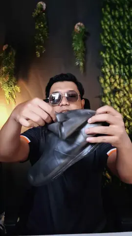 Jangan sampe sepatu kotor atau basah,mendingan pakai alat ini cover sepatu #coversepatu #sepatuantiair #pelindungsepatu #sepatu 