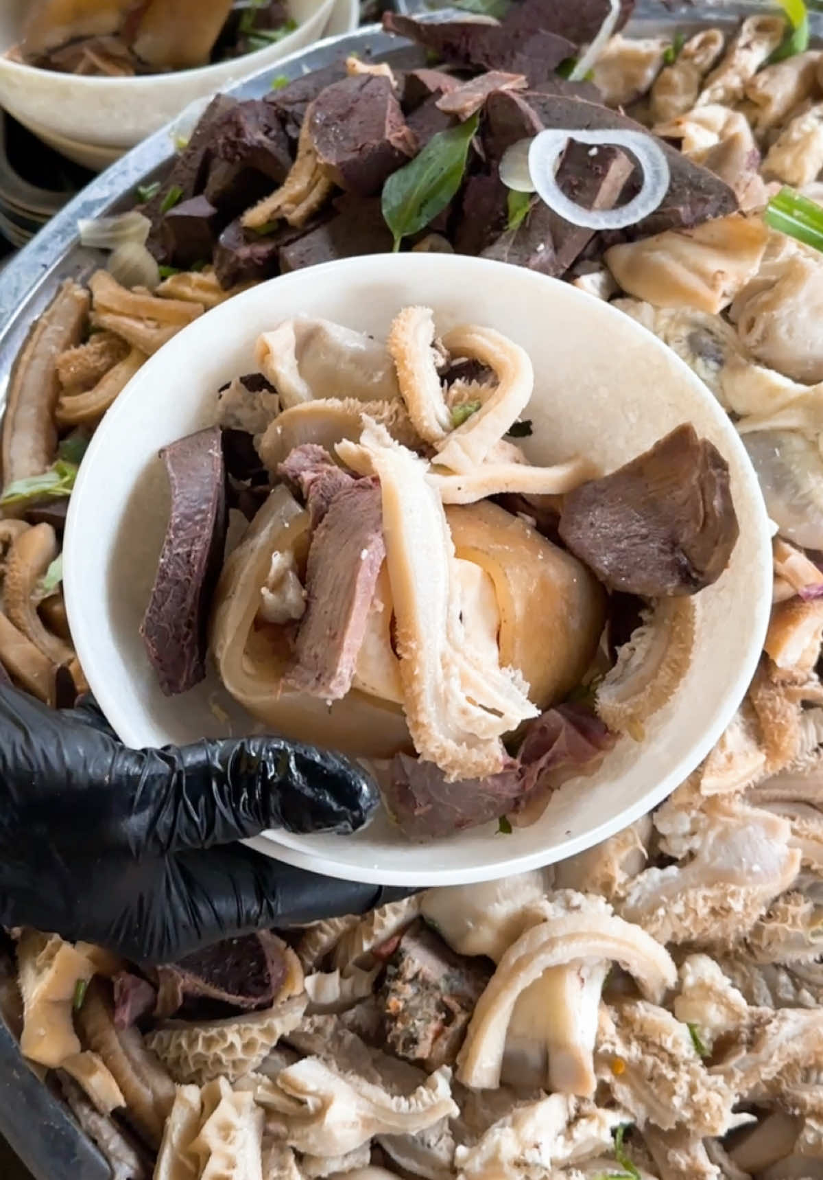 Cháo giò bò mix nạm lòng bò thập cẩm đang làm mưa làm gió tại Cháo Bò 99 🥣✨. Tô cháo nóng hổi, thịt bò mềm thơm, lòng giòn vui miệng, ăn tới đâu thấy “ấm bụng vui lòng” tới đó. Combo này mà rủ team đồng nghiệp đi ăn trưa, team bạn thân đi ăn xế hay team gia đình muốn đổi gió cuối tuần thì chuẩn bài luôn. Vừa có cháo ngon, vừa có kỷ niệm để kể. Ghé Cháo Bò 99 trải nghiệm liền, để một tô cháo thôi cũng làm team bạn thấy gần nhau hơn #chaobo99 #LearnOnTikTok #ancungtiktok #xuhuongtiktok #riviewanngon 
