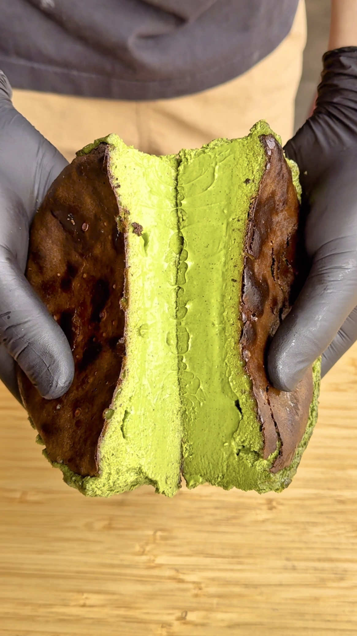 とろとろ濃厚抹茶バスクチーズケーキ🍵 香り高く上質な西尾抹茶と クリームチーズをふんだんに使用した 贅沢なバスクチーズケーキ🧀 濃厚なチーズの風味と抹茶の上品な香り・深いコクが織りなすハーモニーはまさに絶妙🤤 嫌な苦味が一切なく子供でもパクっと食べられる やさしい味わいが楽しめる！ 超オススメ🤍 📍愛知・西尾 『T-bear cafe』 抹茶バスクチーズケーキホール 3850円 #愛知グルメ #愛知カフェ #抹茶 #japanesefood #tiktokfood 