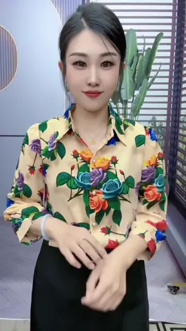 ฉันชอบเสื้อลายดอกไม้นี้ ❤️ ชุดนี้ดูดีกับกระโปรงและกางเกง#เสื้อที่กําลังฮิตตอนนี้##เทรนด์วันนี้#tiktokthailand🇹🇭#ยอดนิยม#เสื้อผ้าผู้หญิง#viraltiktok#shop#คลิปนี้ต้องฟีดละ #เสื้อเชิ้ตผู้หญิง 