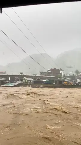 LOOK: FLOOD WARNING DEVICE SA CHICO RIVER, NA-ACTIVATE MATAPOS UMABOT SA RED LEVEL ANG TUBIG Bontoc, Mountain Province - Na-activate ang flood warning device na naka-install sa Chico River dakong alas-3 ng hapon ngayong araw, matapos umabot sa Red Level ang taas ng tubig. Ayon sa mga awtoridad, ang Red Level ay indikasyon ng matinding panganib ng pagbaha, lalo na sa mga mabababang lugar sa paligid ng ilog. Agad na ipinaabot sa mga residente ang babala upang magsagawa ng pag-iingat at posibleng paglikas. Patuloy na binabantayan ng mga lokal na opisyal at ng Municipal Disaster Risk Reduction and Management Office (MDRRMO) ang sitwasyon. Pinayuhan ang publiko na iwasan muna ang paglalakbay sa mga lugar na malapit sa Chico River at makinig sa mga abiso mula sa lokal na pamahalaan. Inaasahan ang pagtaas pa ng tubig dulot ng patuloy na pag-ulan sa mga nakalipas na oras. #viral #highlight #Lord #magingat 🙏🏻😢