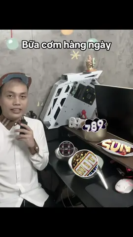 Mời mọi người ăn cơm.
