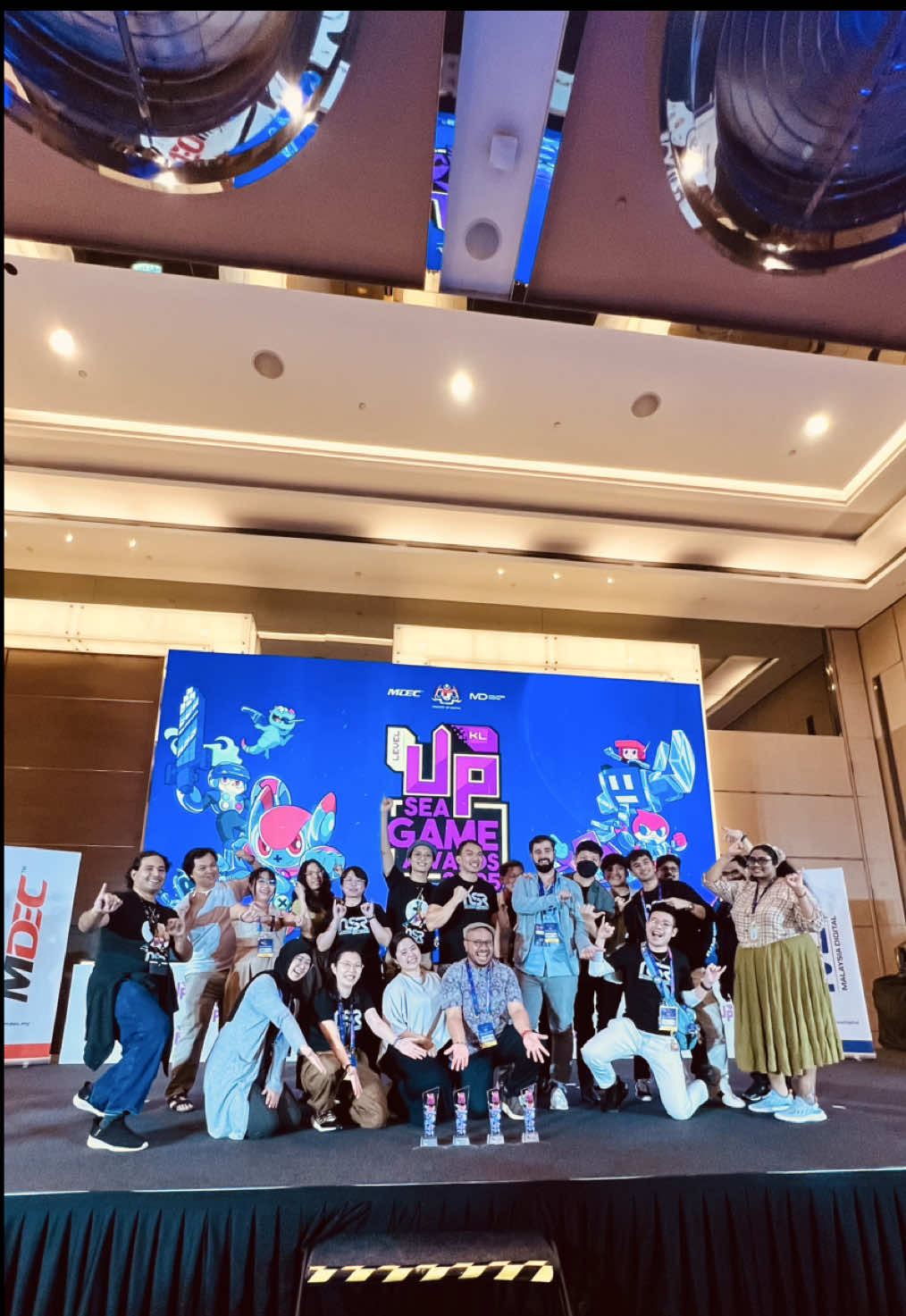 Last night was incredible. 🎸🌟🌟🌟🌟💥 No Straight Roads 2 received four SEA Game Awards — Best Visual Art, Best Audio Design, Best Score & Music, and the Audience Choice Award. Thank you to everyone who’s been part of this journey your support made it happen. ✨🎸 #Metronomik #NoStraightRoads #NSR2 #LEVELUPKL2025 #SEAGameAwards