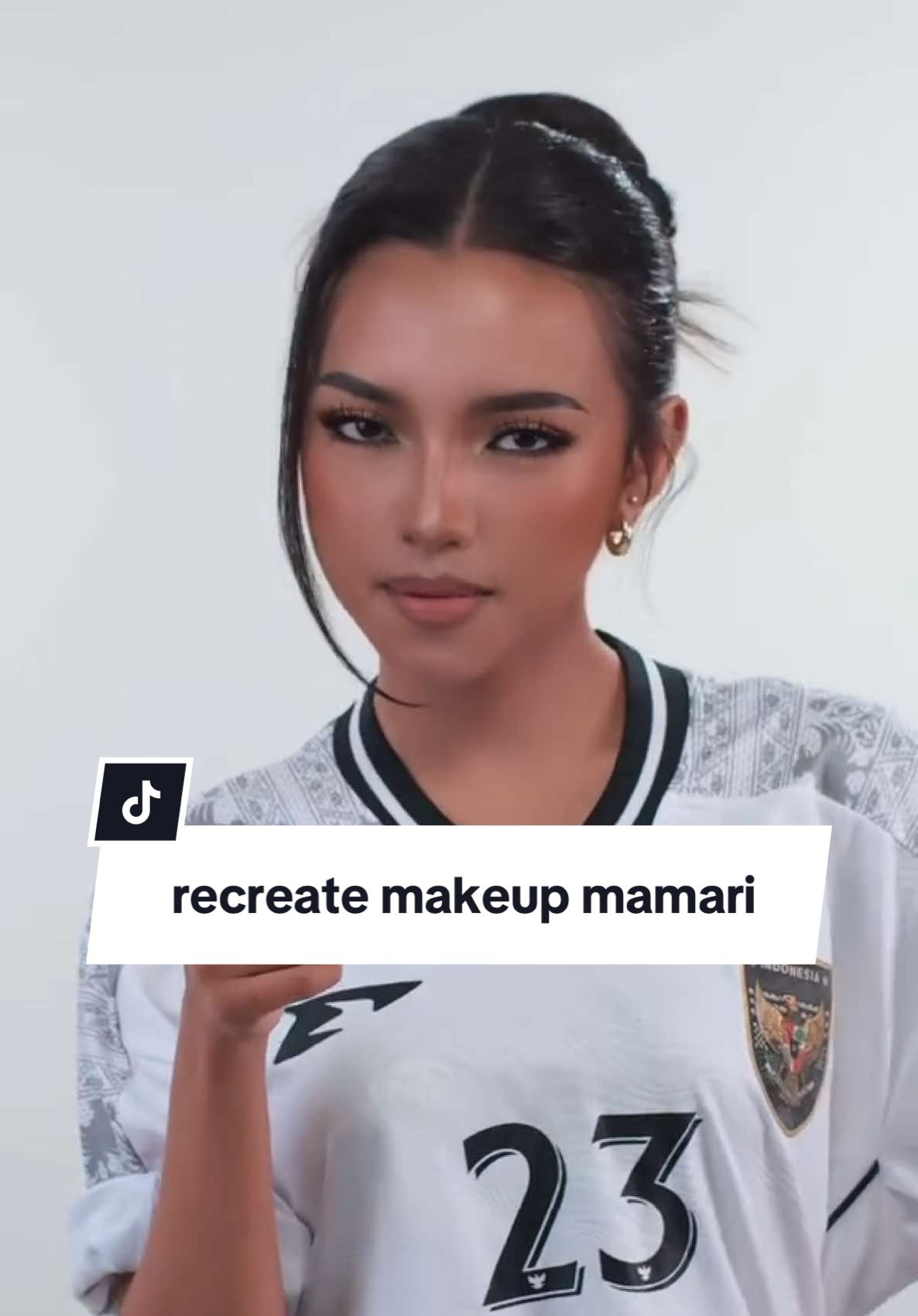 Membalas @strawberry Banyak request makeup ala @Mamanya kamari 🫣 , jadi aku bikinin spesial buat kalian dengan  tema timnas  karena malam ini timnas main ⚽ hiburan dulu sebelum lolos piala dunia 🫶🏻 — menurut kalian, udah mirip ga? 😱🫰🏻🫣  #mamari #makeuptransformation #muaindonesia #timnas #fyp 
