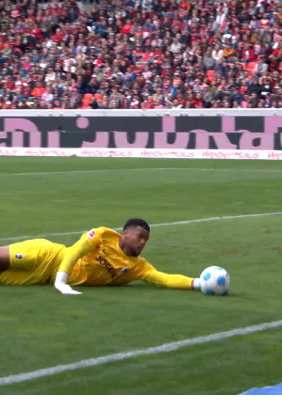Noah Atubolu for the rescue 🧱🧤 #bundesliga #fussball #scfreiburg #atubolu 