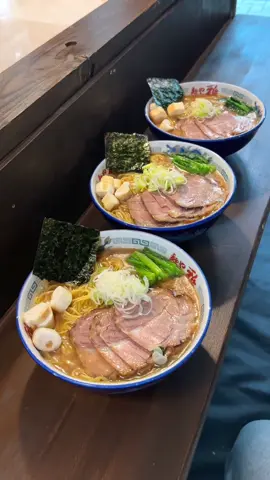 屋台の域を超えた感動の一杯！ 店名：屋台ラーメン 麺や雅 最寄り駅：浦和美園駅（埼玉県） 週に3日しか営業しない幻の屋台ラーメン店。 看板メニューの「焼豚ラーメン」（1,000円）は透き通る豚骨醤油スープに口の中でとろけるほど柔らかな自家製チャーシューがのった贅沢な一杯！スープが無くなり次第終了のため早めの来店が必須です。 自作の屋台で提供されるその姿はまさに昭和の情景そのもので赤提灯の灯りに誘われて開店前から行列ができる人気ぶり。 子供連れや親子客も多くどこか懐かしく温かい空気が漂う日本の屋台文化を今に伝える名店です！ 住所：埼玉県さいたま市緑区美園4丁目 最寄り駅：浦和美園駅から徒歩1分 営業時間：17:30〜20:30 定休日：月・火・土・日 #埼玉グルメ #saitama #japanesefood The Hidden Ramen Stall That Surpasses Restaurant Quality! A rare ramen stall open only three days a week. Their “Chashu Ramen” (¥1,000) features a clear pork soy broth with melt-in-your-mouth homemade chashu. Once the soup runs out, it’s over! The nostalgic red lanterns, warm atmosphere, and friendly families make this a true taste of Japan’s street food culture. #SaitamaEats #Saitama 