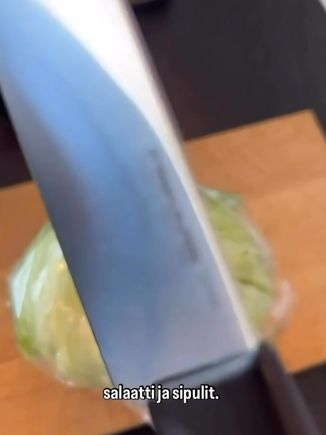 -Isoi tortillalettui -Keräsalaatti -Tomaattimurska -Juustoraaste -Punasipuli Täytteet oman maun mukaan. Mulla: -Pepperoni -Aurajuusto -Ananas -Jalopeno -Chilimajoneesi Levitä tortillaletuille tomaattimurska, uuniin menevät täytteet ja juustoraaste. Paista 200 asteessa niin kauan että juusto sulaa ja pizza on saanu kivasti väriä. Sillä aikaa ku lätyt on uunissa, leikkaa salaatti ja sipuli sopivankokoisiksi paloiksi. Nosta pelti uunista, laita salaatti, sipuli ja chilimajoneesi lätylle. Taittele kahtia ja nauti!💪