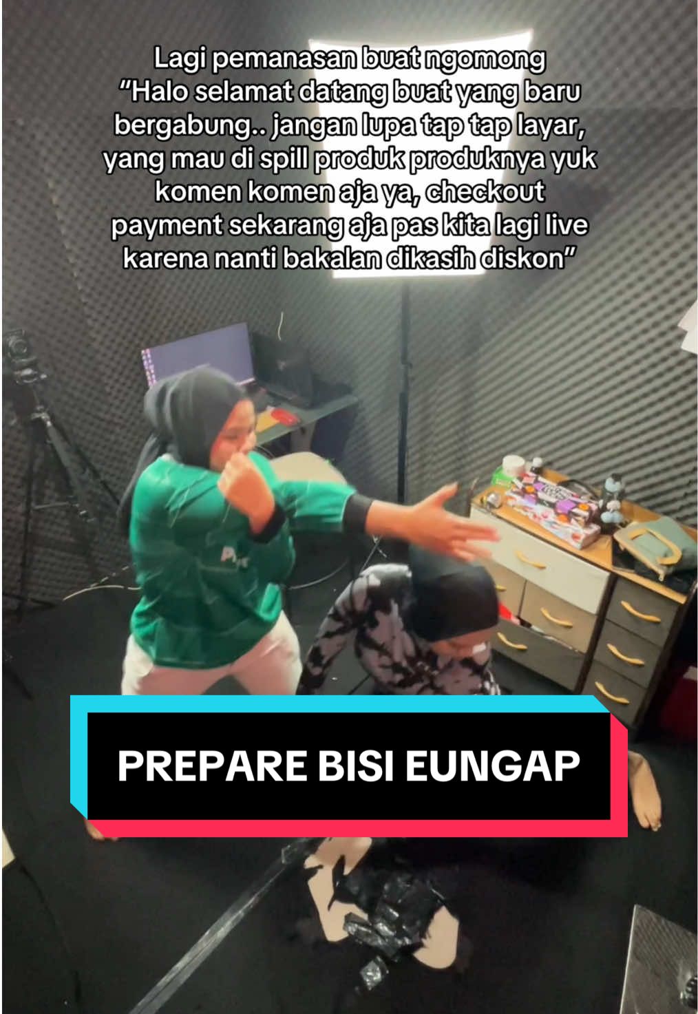 udah se-prepare ini loh host nya🙂‍↔️ jangan lupa nonton live JerJhon yaa🫵🏻 nanti dikasi diskon bisikbisik🫣 #sportwear #fyp #foryou #foryoupage #fyppppppppppppppppppppppp 