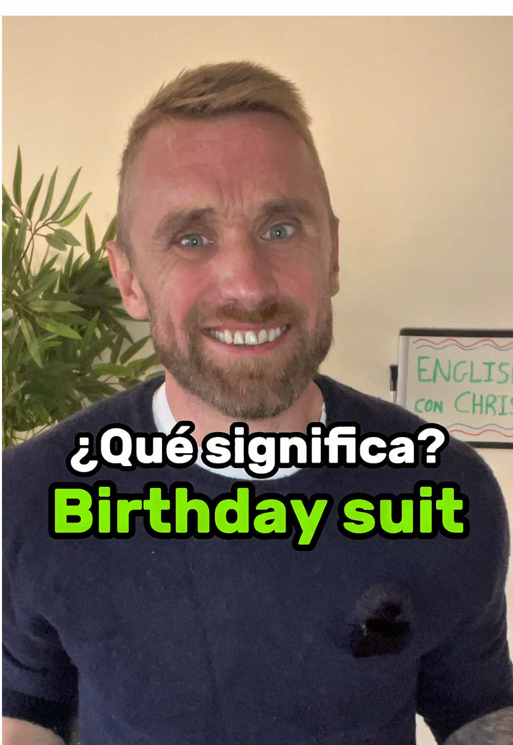 👨🏼‍🏫 ¿Qué significa “birthday suit”? 🎂😅 Aunque suene inocente, birthday suit no significa traje de cumpleaños… sino estar completamente desnudo (como cuando naciste 😆). 📚 The fire alarm went off while I was in the shower, so I had to run outside in my birthday suit! 📚 He forgot his towel at the gym and had to walk around in his birthday suit. Así que cuidado… ¡no digas que vas a tu fiesta en tu birthday suit! 😂 #englishconchris #inglesparatodos #inglesonline #clasedeinglés #inglesnativo    