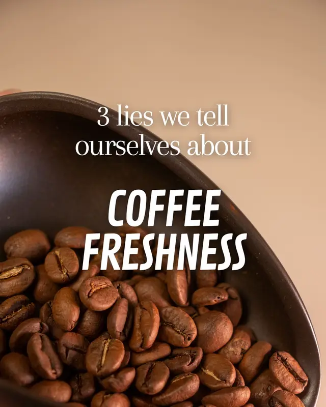 𝟏. “𝐎𝐧𝐜𝐞 𝐨𝐩𝐞𝐧𝐞𝐝, 𝐢𝐭’𝐬 𝐟𝐢𝐧𝐞 𝐢𝐟 𝐬𝐞𝐚𝐥𝐞𝐝 𝐫𝐢𝐠𝐡𝐭” ❌ ➡️ Truth: Split large bags into smaller containers, or hse vacuum canisters for longer lasting flavor. 𝟐. “𝐃𝐚𝐫𝐤 𝐫𝐨𝐚𝐬𝐭𝐬 𝐥𝐚𝐬𝐭 𝐥𝐨𝐧𝐠𝐞𝐫 𝐛𝐞𝐜𝐚𝐮𝐬𝐞 𝐨𝐟 𝐨𝐢𝐥𝐬” ❌ ➡️ Truth: Store dark roasts even more carefully than light roasts. 𝟑. “𝐅𝐫𝐞𝐞𝐳𝐢𝐧𝐠 𝐤𝐞𝐞𝐩𝐬 𝐛𝐞𝐚𝐧𝐬 𝐟𝐫𝐞𝐬𝐡” ❌ ➡️ Truth: Freezing can work if you portion beans in airtight bags and only defrost what you’ll brew. Cold and stable conditions are key. #coffeetok #coffeetips #homebarista #brewbythewoods 