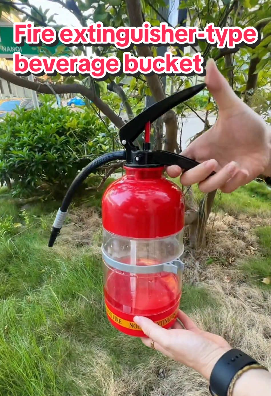 🔥The fire extinguisher-shaped beverage bucket is coming! 🥤The red and white color matching is super eye-catching👀, like a ”firefighter“ who is on standby at any time💪! Press the nozzle, and the cool juice will be sprayed out 💦, take it out at the party, and instantly become the focus of the audience🌟! Friends rushed to drink, and the atmosphere was directly filled🎉! It can not only hold drinks, but also be used as a photo artifact📸.  #Fireextinguisher drink bucket #drink #artifact #coolsummer #fyp 